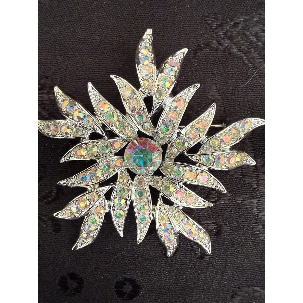 Sarah‎ Coventry Silver Tone Flower Brooch Pin with Clear Rhinestones Signed